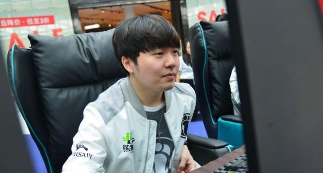 乌甲联赛阿根廷门将超远距离破门，皮球飞行全场后弹地入网